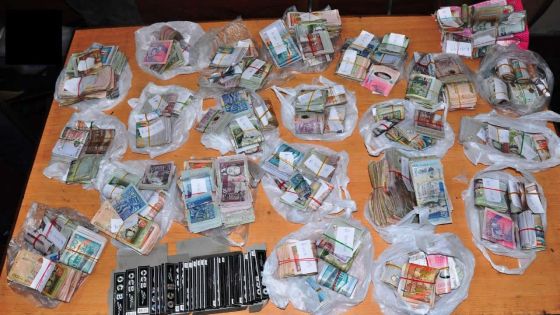 Blanchiment d’argent à Roche-Bois : plus de Rs 1,2 M et 30 blocs de papier à rouler saisis