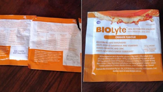 Deux étiquettes sur un médicament : la date d’expiration prolongée de février 2019 à août 2020