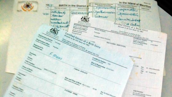 Elle présente son ancienne carte d’identité : elle n’a pu déclarer son enfant