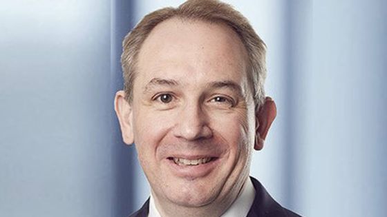 En vacances, il meurt noyé : disparition tragique du directeur financier de Domino’s Pizza UK