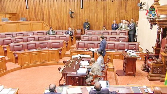 Succédant à Sooroojdev Phokeer au poste de Speaker : Adrien Duval prête serment sous les protestations de l’opposition 