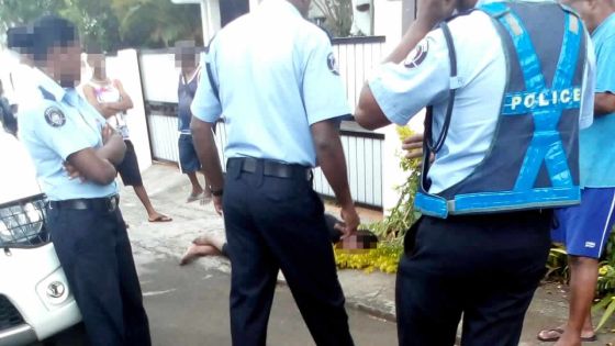 En pleine crise : une retardée mentale mord les pieds d’une policière