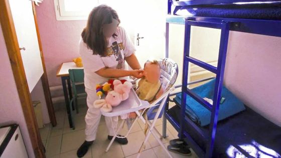 Sa belle-fille derrière les barreaux avec un bébé : le grand-père souhaite avoir la garde de ses petits-enfants