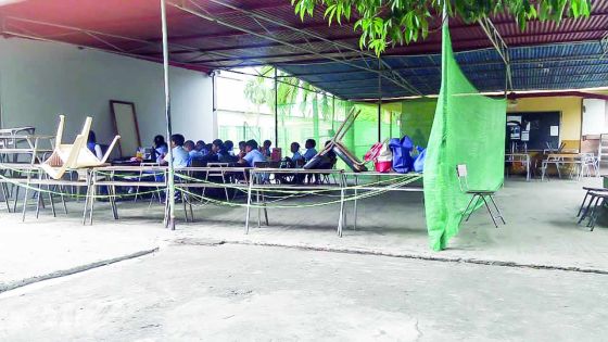 Des salles de classe sous un préau à l’école primaire D. Hurry