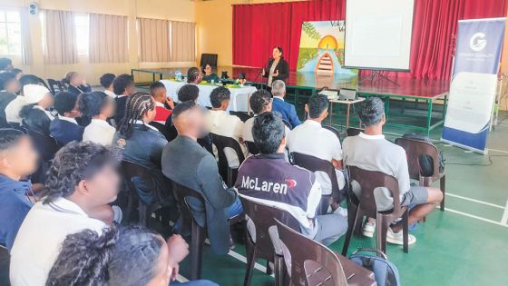 Égalité des genres : dix collèges du SEDEC sensibilisés