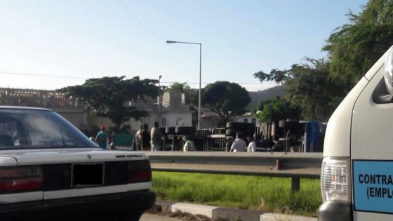 Riche-Terre : un poids lourd se renverse et provoque un embouteillage monstre