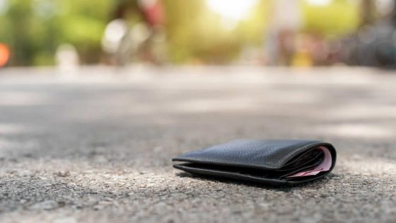 Fait rarissime : elle ramasse un portefeuille et le restitue à son propriétaire 