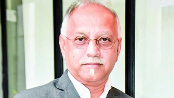 Sunil Dowarkasing, consultant en développement durable : «La barge sera une source continue de pollution»