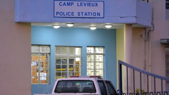 Incidents au poste de police de Camp-Levieux : un récidiviste saccage des panneaux vitrés et un van de l’ERS