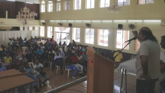 Lors d’une assemblée, dimanche : les employés de l’industrie sucrière brandissent la menace de grève 