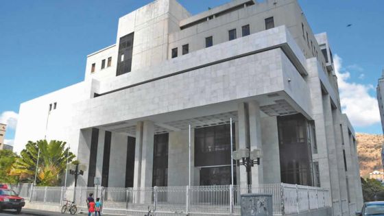 En cour intermédiaire : il dit prendre des psychotropes pour trouver le sommeil