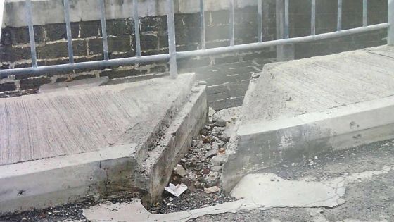 À Port-Louis : un sexagénaire se blesse à cause d’un trottoir et accuse la mairie