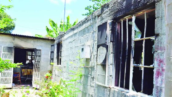 À la suite d’une rixe entre voisins : une famille sans ressources après l’incendie de sa maison