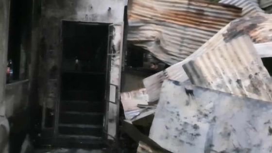 Sa maison ravagée par un incendie à Grand-Gaube - Josiane : «Nou inn dibout lor sime, plore, get tou brile…» 