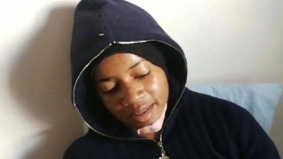 Elle décide de mettre fin à leur relation : son ex-fiancé lui donne plusieurs coups de couteau et lui coupe les cheveux