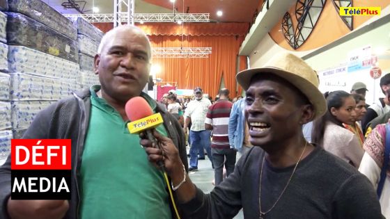 Salon du Déstockage : un visiteur satisfait au micro de Ton Simon