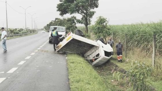 Mapou : une camionnette finit les quatre roues en l'air