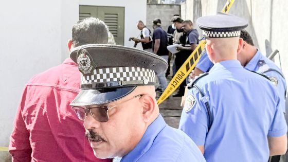 Agressé à coups de couteau : un policier hospitalisé craint pour sa vie après une intrusion nocturne 