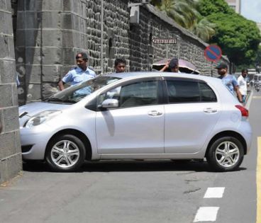 Accident à l’entrée des casernes centrales : le sergent Jaylall Bhoojawon défend la policière
