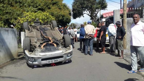 Solférino: une voiture finit les quatre roues en l’air