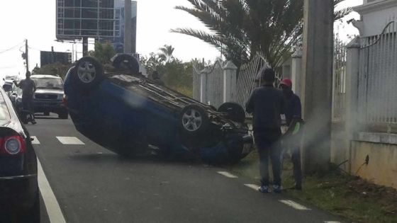 Grand-Baie : une voiture se renverse en évitant une collision