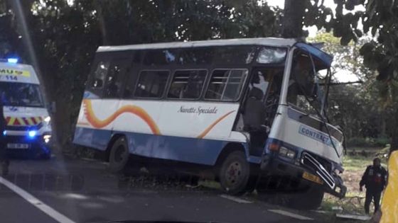 Flacq : un minibus avec à son bord des écoliers fait une sortie de route