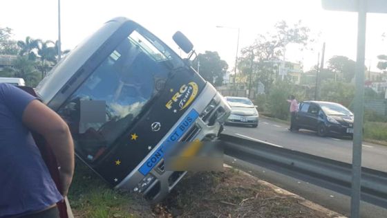 Calebasses : un minibus fait une sortie de route