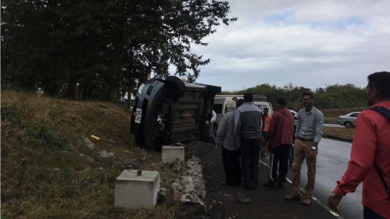 Ébène : une voiture se renverse