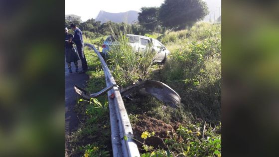 Réduit : une voiture fait une sortie de route
