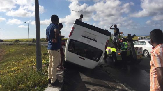 Quatre touristes allemands ratent leur vol à cause d’un accident spectaculaire