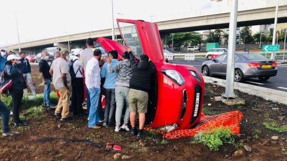 Phoenix : Une voiture fait une sortie de route