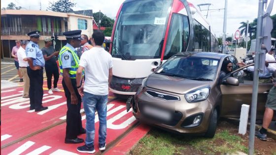 Collision entre un tram et une voiture : «Monn trouv la mor pe vini», dit la conductrice 