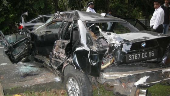 Vacoas : une voiture fait une violente sortie de route