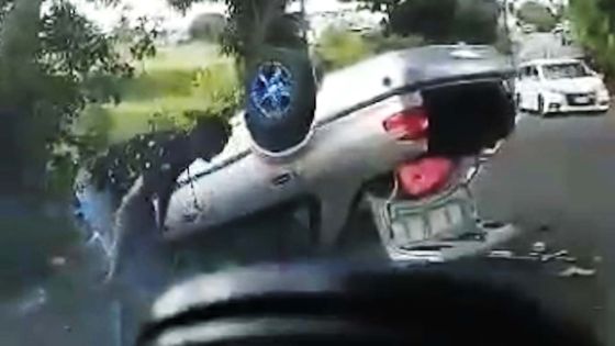 D’Epinay : une voiture se retrouve les quatre roues en l’air