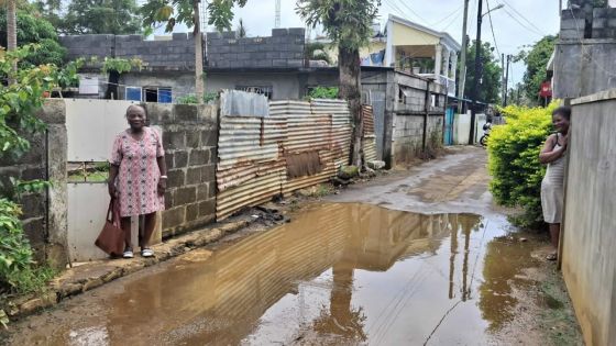 Accumulation d’eau à Olivia : une nonagénaire chute devant sa porte