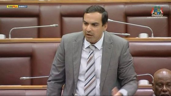 Parlement : «You are an imbecile», lance Paul Bérenger à Adrien Duval