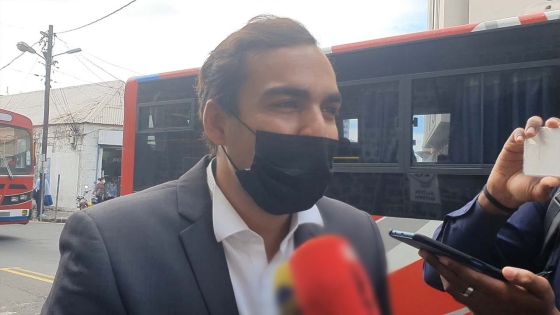 Les paroles de sa chanson « Polico Crapo » jugées « dégradantes » : un des chanteurs convoqué aux Casernes centrales 