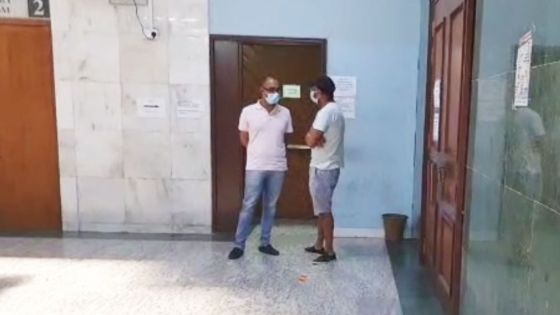 [Live News] «Fake news» faisant état d’un «éventuel état d’urgence» : arrêté, Me Akil Bissessur comparaît devant la justice