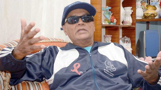 Ally Lazer protests against Minister Gayan