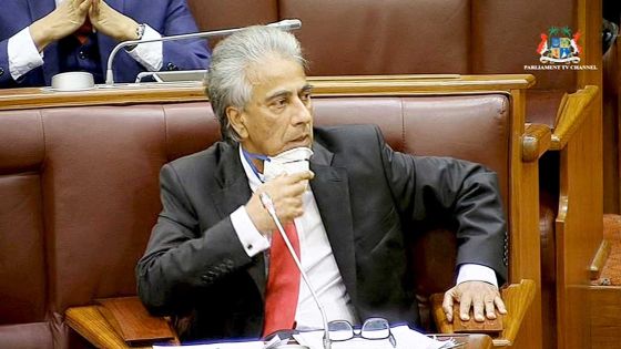 «Can you wear your mask?», lance le speaker au leader de opposition