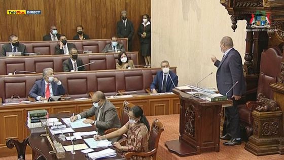 Parlement : Assirvaden de nouveau expulsé