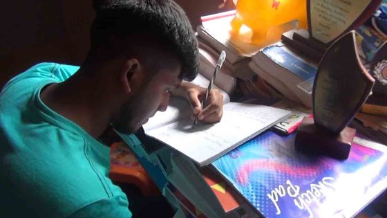 HSC : Avinash, malvoyant, qui apprenait à la lueur d’une bougie, est lauréat et veut devenir avocat