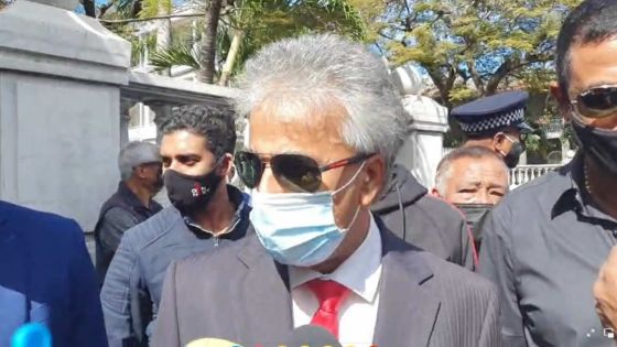 Suspendu pour huit séances : manifestation symbolique d'Arvin Boolell devant le Parlement