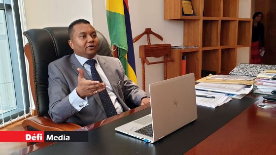 Arnaques sur internet : Deepak Balgobin demande au public d’être vigilant 