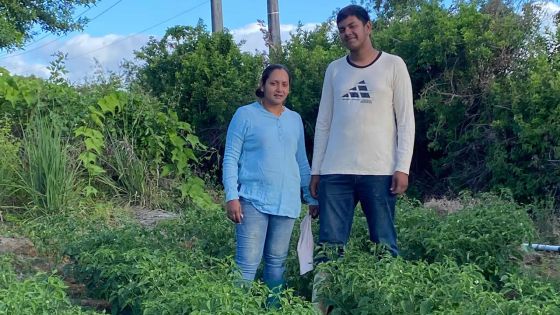 Leur fierté pousse dans la terre : mère et fils unis par la sueur et leur passion