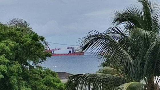 Wakashio : la barge Hong Bang 6 jette l’ancre dans la baie de Tamarin