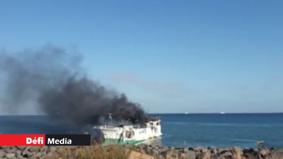 Bateau taïwanais ravagé par les flammes : l’incendie maîtrisé, des traces de diesel aperçues sur des rochers