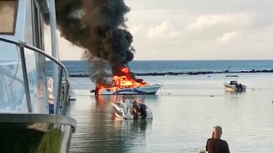 Un Speed Boat prend feu à Flic-en-Flac