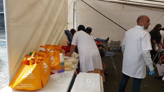 Collecte de sang à la Place Raymond Chasle, à Rose Hill