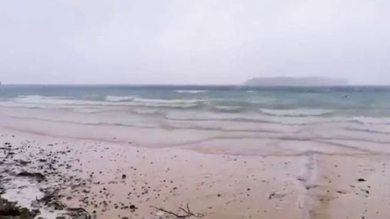 Forte tempête Calvinia : des curieux observent des houles à Blue-Bay